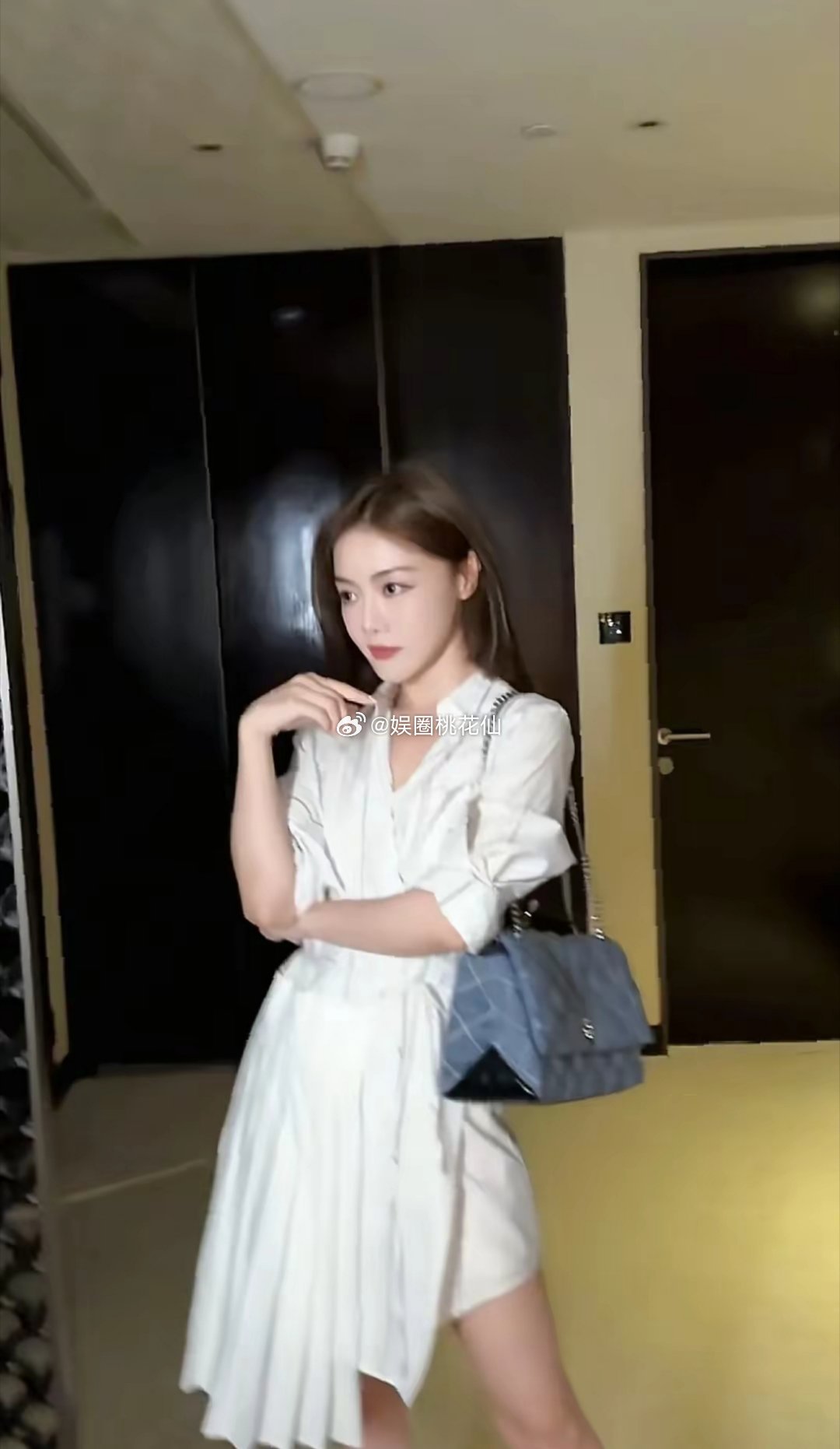 “小姨妈”邓家佳夏日穿搭：连衣裙+链条包包，美得不像42岁 ​​​