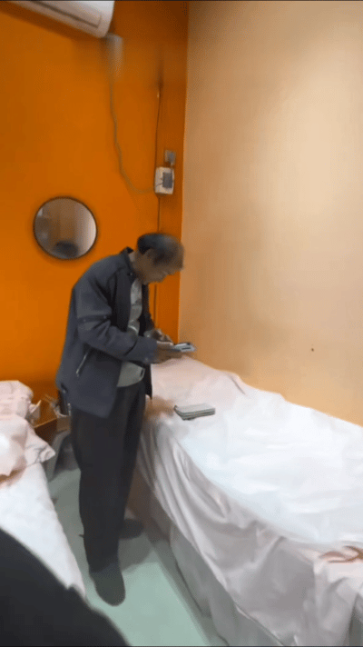 一位50岁的大哥把自己打扮得那叫一个洋气。眉毛 ，美瞳线，耳钉都安排的妥妥的。这