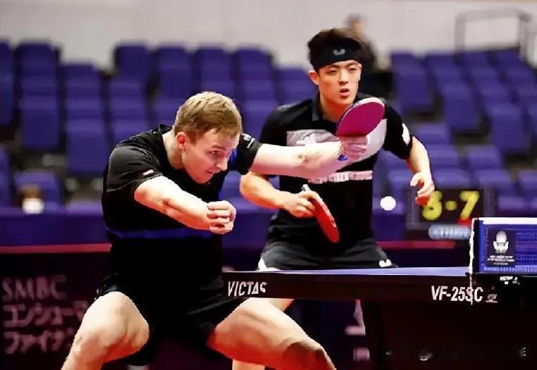 乒乓球混合团体世界杯第二轮循环赛，德国队VS瑞典队。
  第四盘男双邱党/杜达V