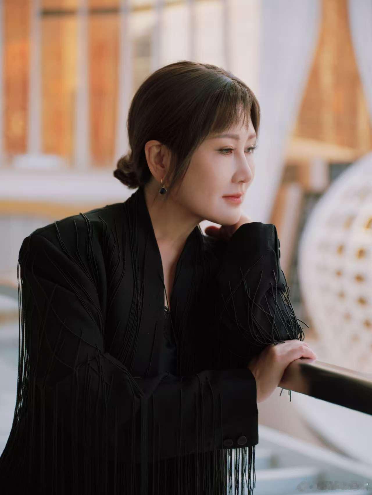 张凯丽特意换掉留了12年的短发凯丽老师这状态，这大长腿，这身材，真绝了！ 