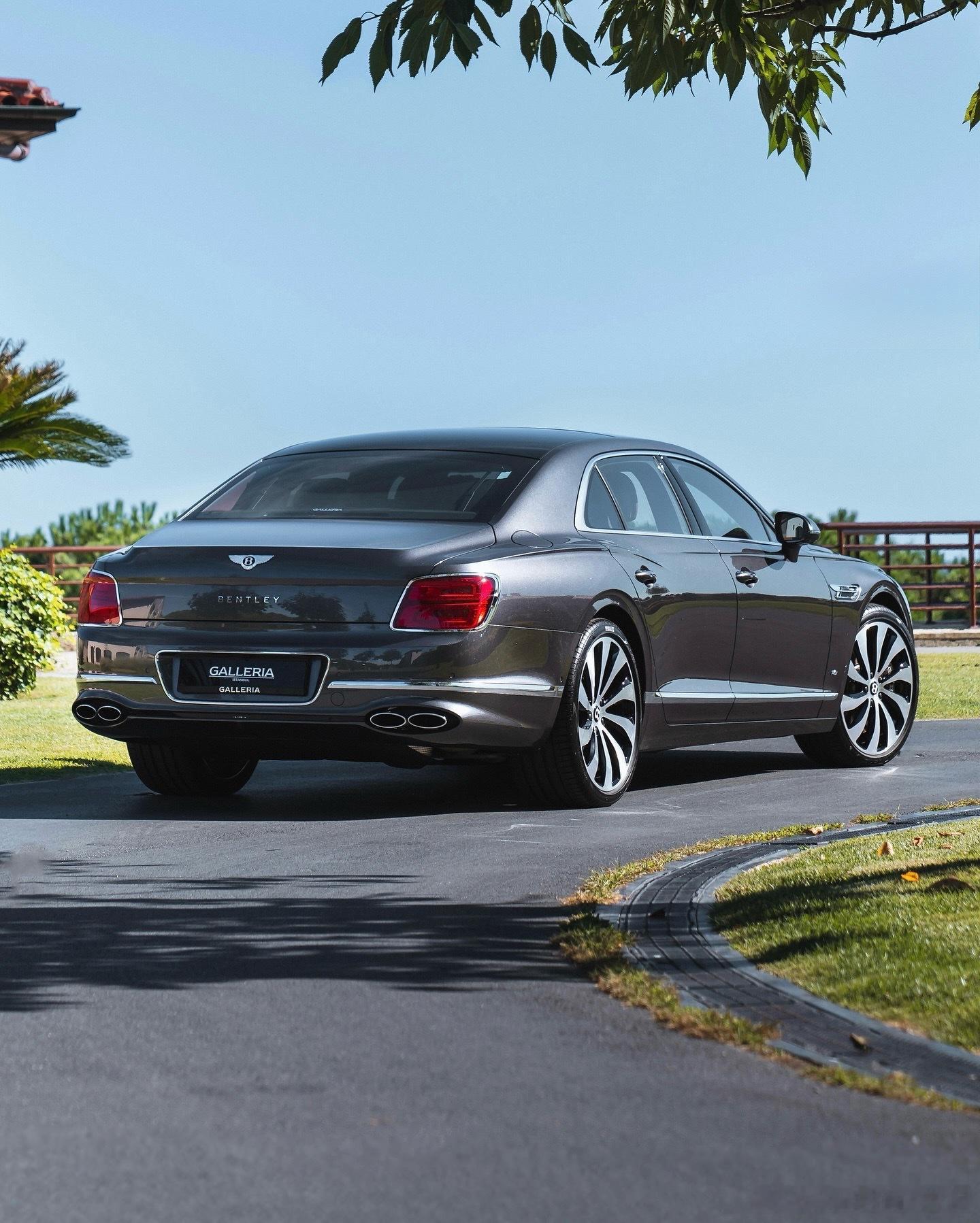 Car时尚[超话]  BENTLEY FLYING SPUR...宾利飞驰car