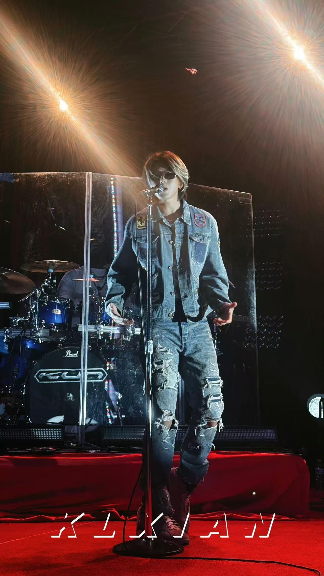 蔡徐坤又cue了别感冒蔡徐坤现场提醒观众别感冒粉丝随便喊了一句想听Spotlig