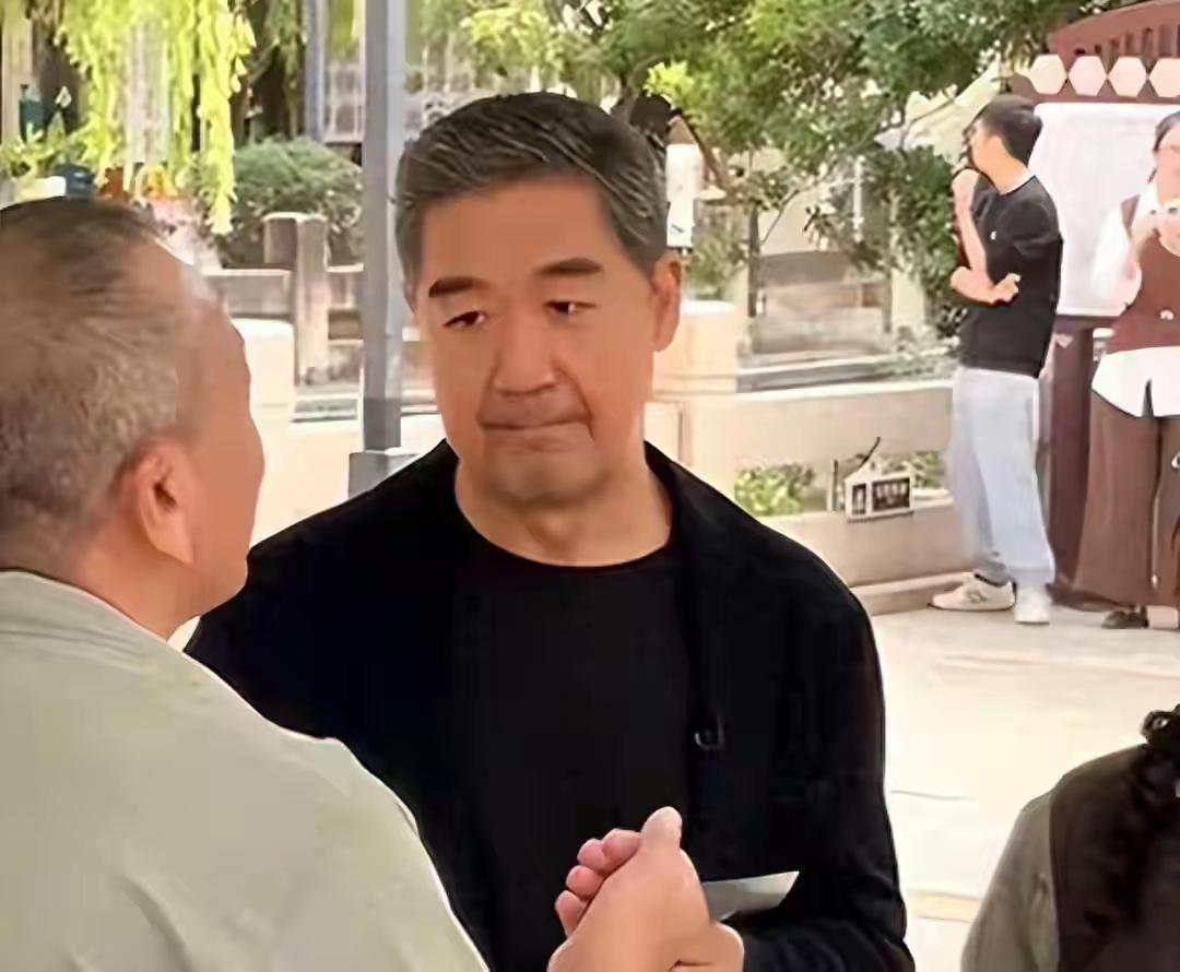 70岁张国立遭央媒24小时内四次点名表扬，获赞《国家宝藏》“最靠谱001号讲解员