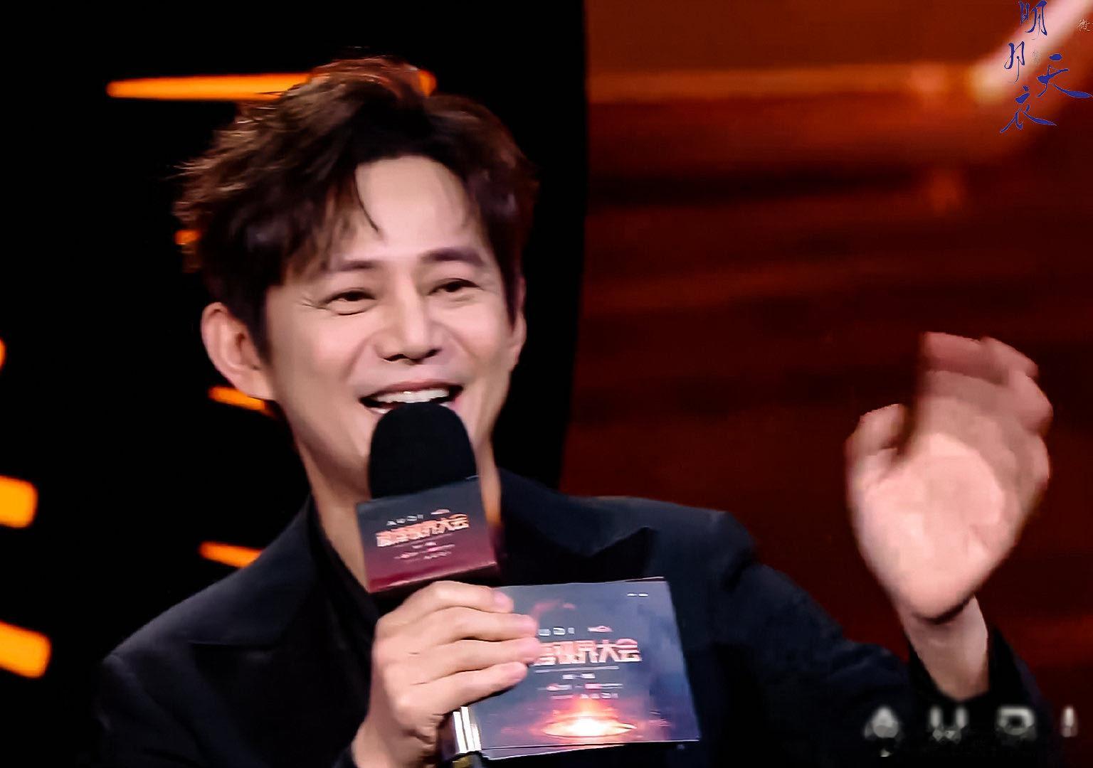 何老师准备再干个三四十年 三十年风雨沉淀只是序章，三四十年全新征程才是新篇，舞台