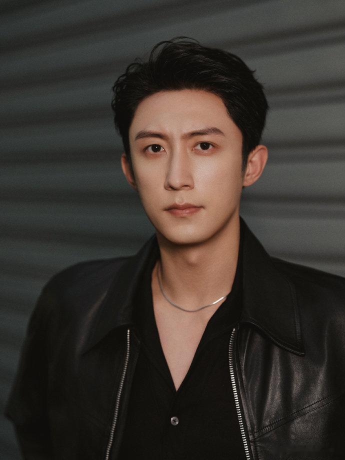 黄景瑜皮衣造型最严厉的父亲黄景瑜这套皮衣造型真的把我拿捏得死死的。黑皮衣搭配大背