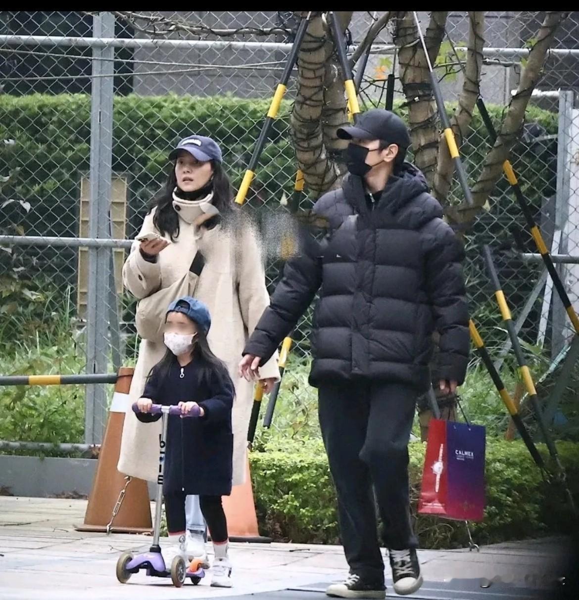 高圆圆的女儿都6岁了？
从出生到现在
保密性做得很好
至今一张正面照片都没有暴露