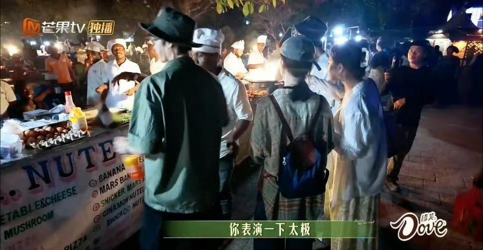 #侯明昊夜市摊和谁都能唠两句# 侯明昊这么社牛的吗，走哪儿都能和人唠两句，不认识