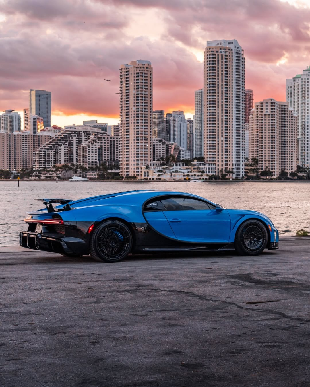 迈阿密街头这台Chiron SS换上Vossen轮毂直接帅到封神，与背后的风景尊