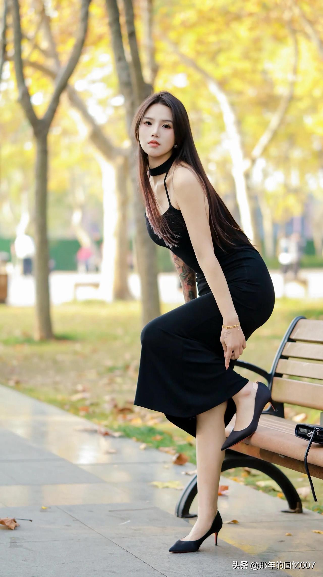 秋日公园，本就自带一种宁静悠远的氛围，而一位身着优雅黑裙的女子，更是将这氛围渲染