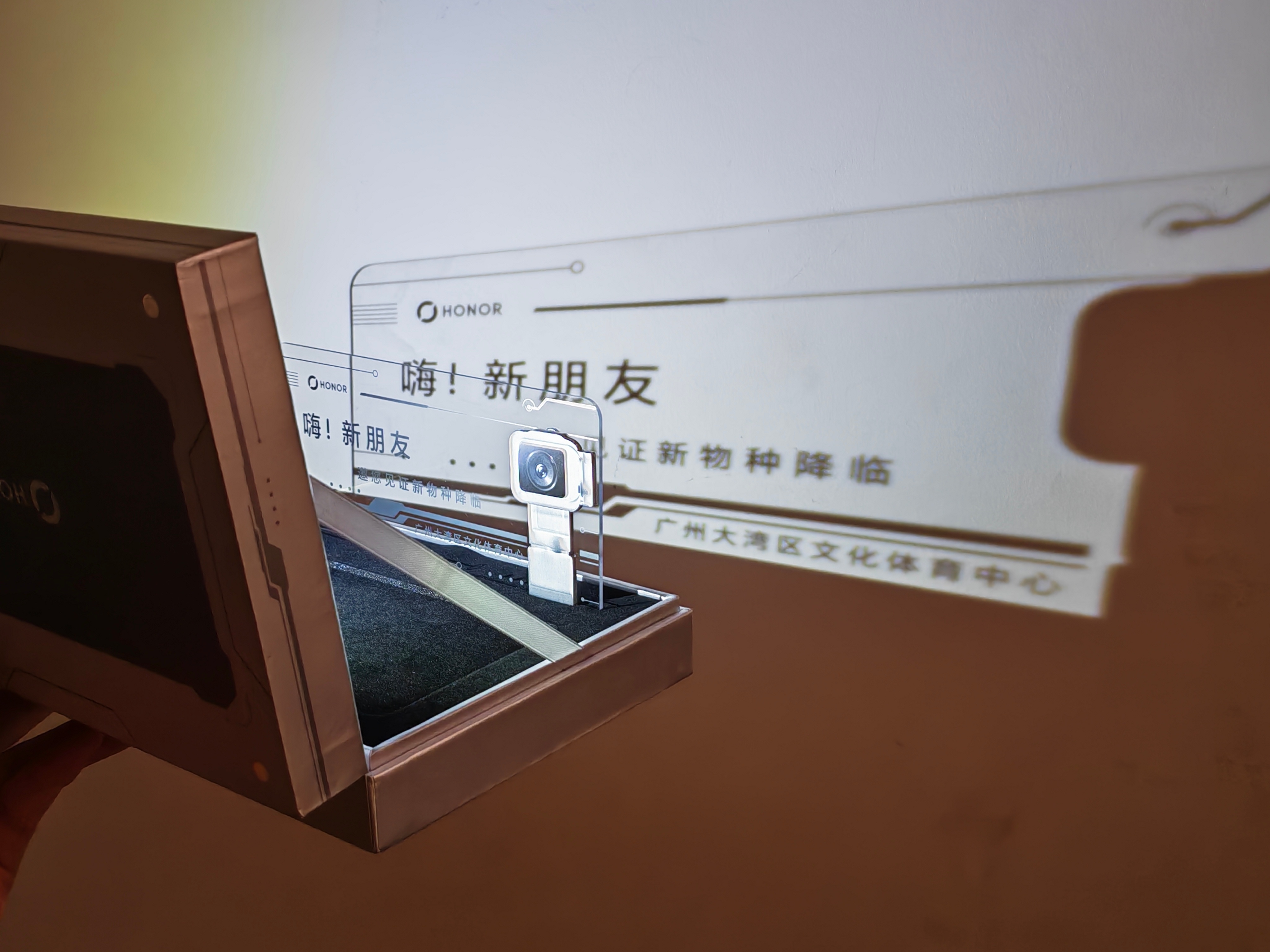 荣耀Robot Phone 发布会的邀请函还挺有创意，投影到对面就是信息，拿来机