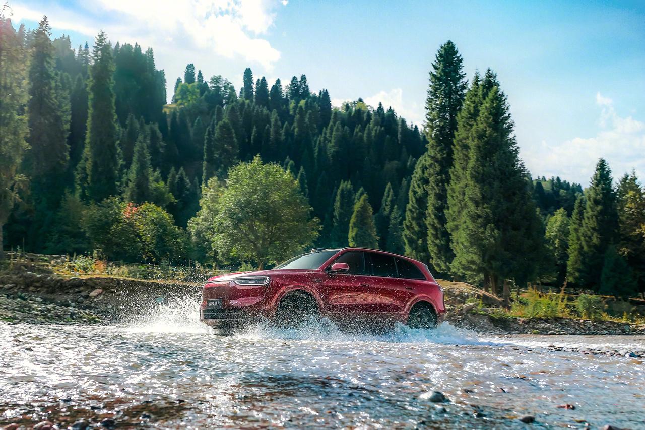 全新问界M7上市首个完整月销量16071辆，不仅夺冠，还超过第二至第四名之和。结