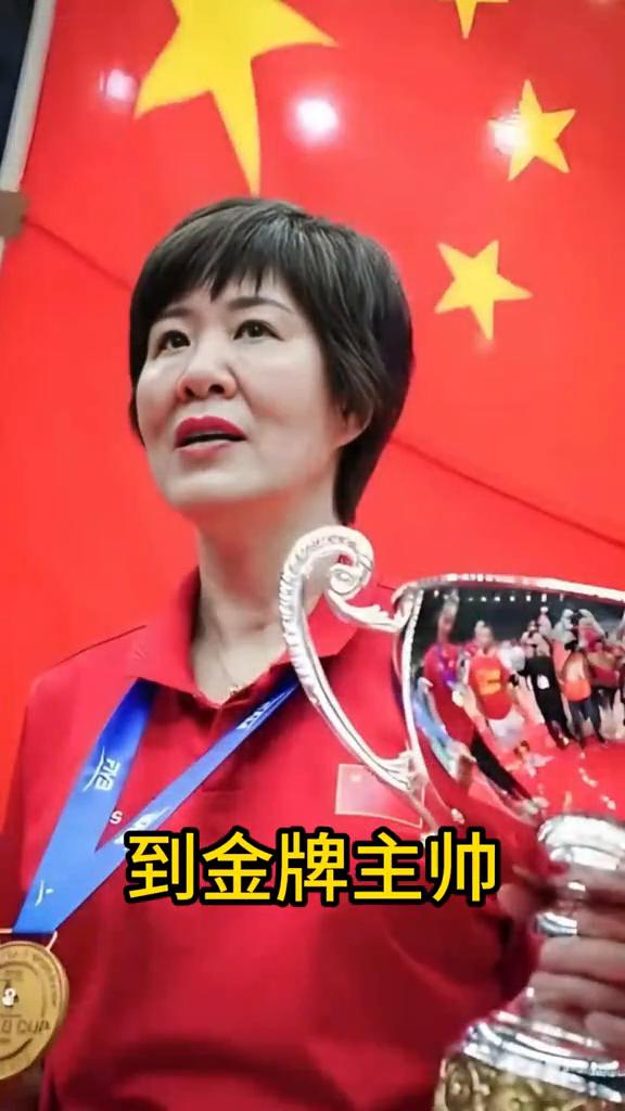 郎平用一生诠释了什么是真正的女排精神。
谁在撑起中国女排的荣耀？答案只有一个：郎