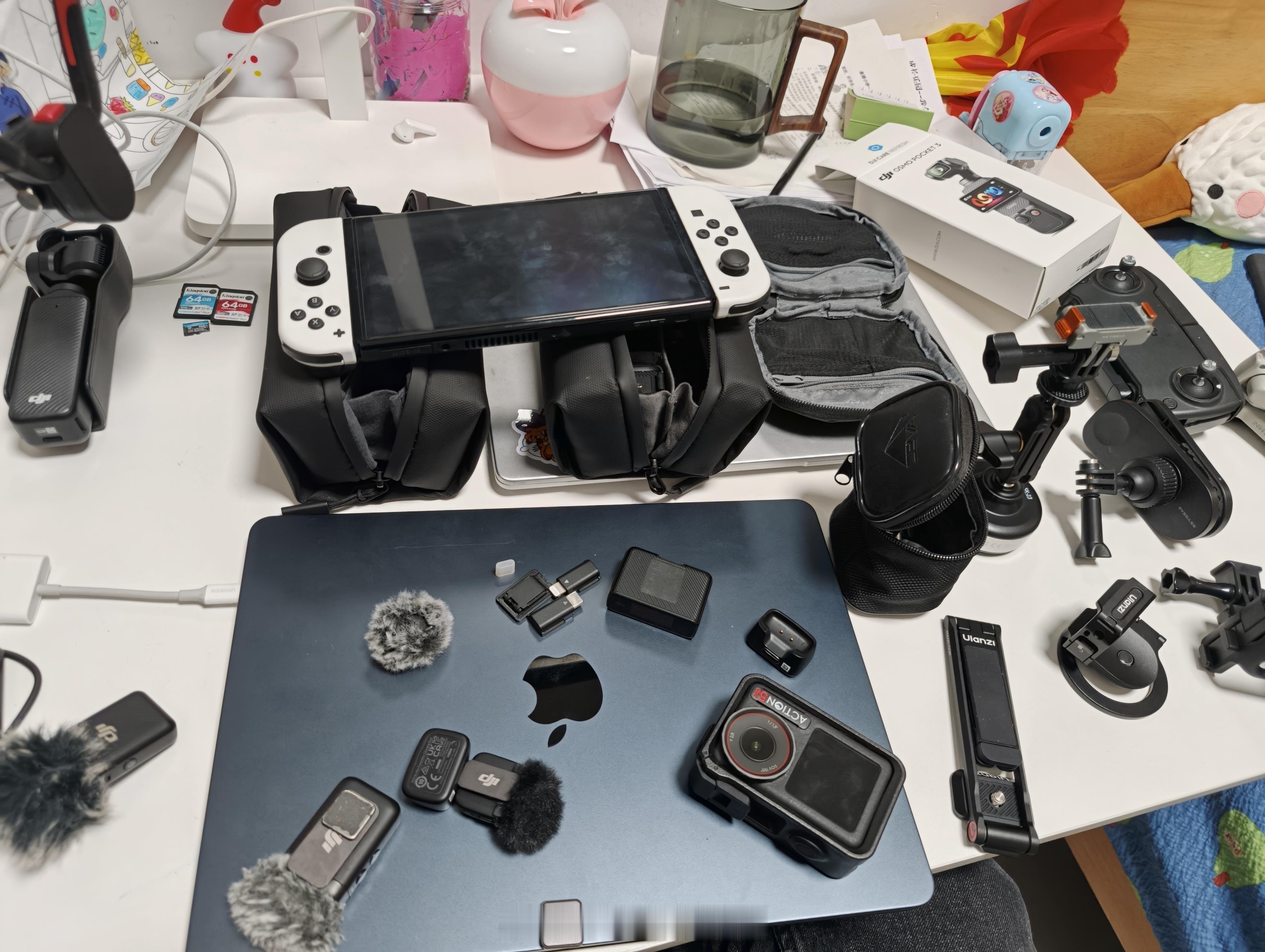 大家给算算，这堆数码设备多少钱[泪][泪] ​​​