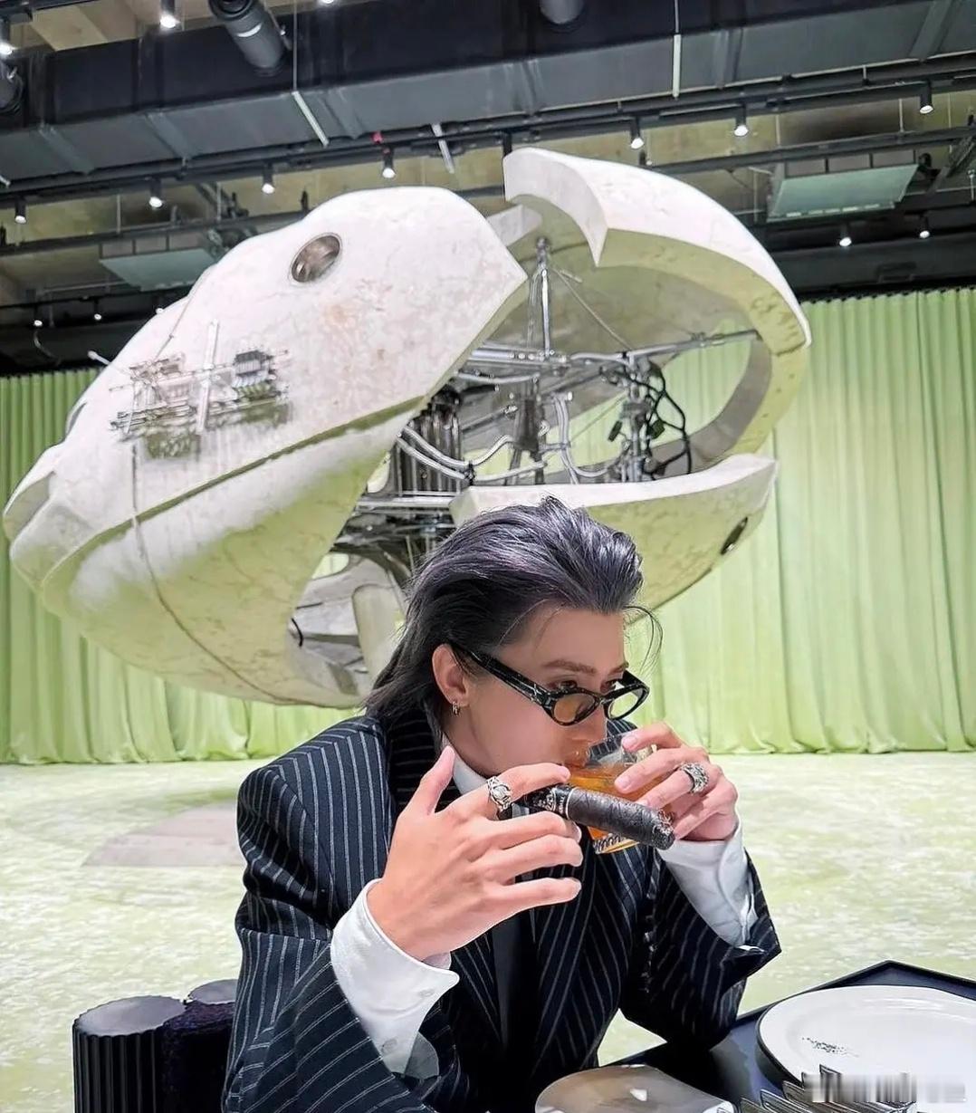 造型糙了许多，感觉蔡徐坤是放飞了走上自己想走的路了…歌还是很顶的 