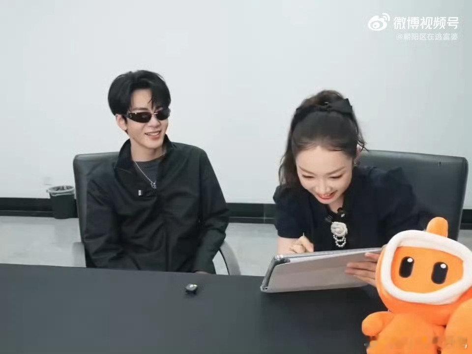吴老狗你快从曾舜晞身上下来超级夏晚后台花絮看点满满，曾舜晞参与节奏挑战游戏，学小