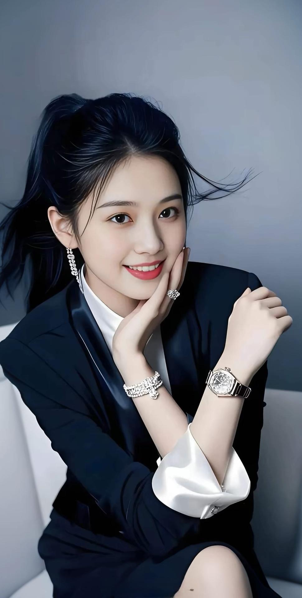 优雅黑丝绒西装，闪耀珠宝配饰，都市女性魅力展现！💄✨