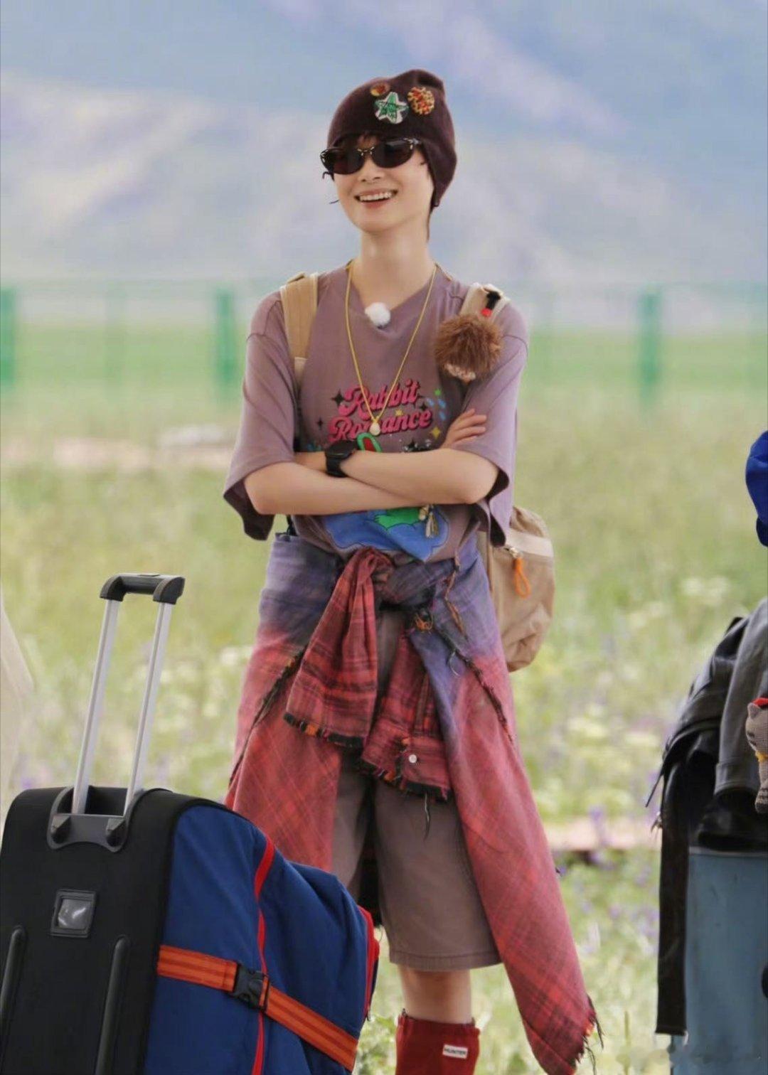 网友问韩火火李宇春明天什么颜色 晒出 旅综九宫格照片，一套套旅途穿搭配色灵动又出