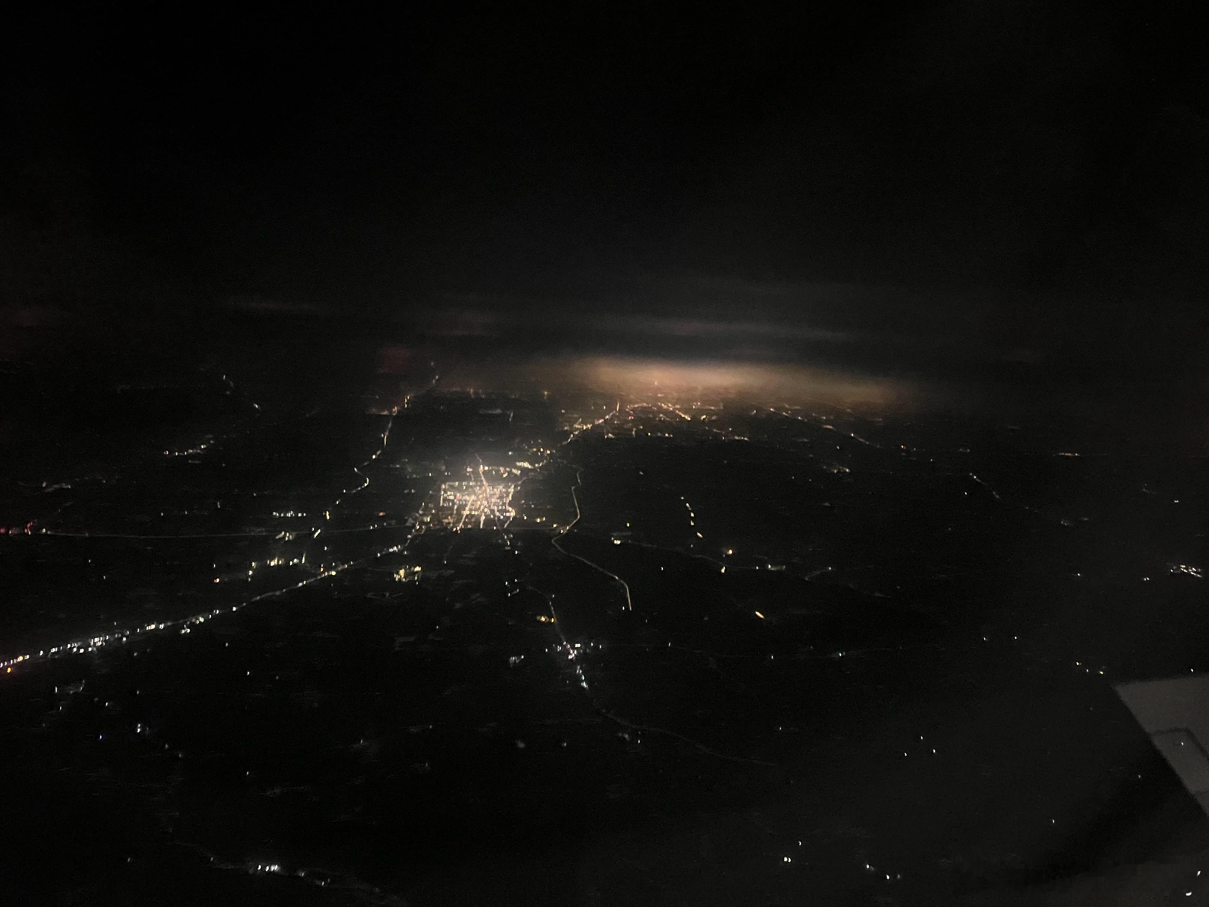 问个问题，昨晚飞机上看到有两个地方顶上莫名出现两道发光的云层，不是反光，而且当时