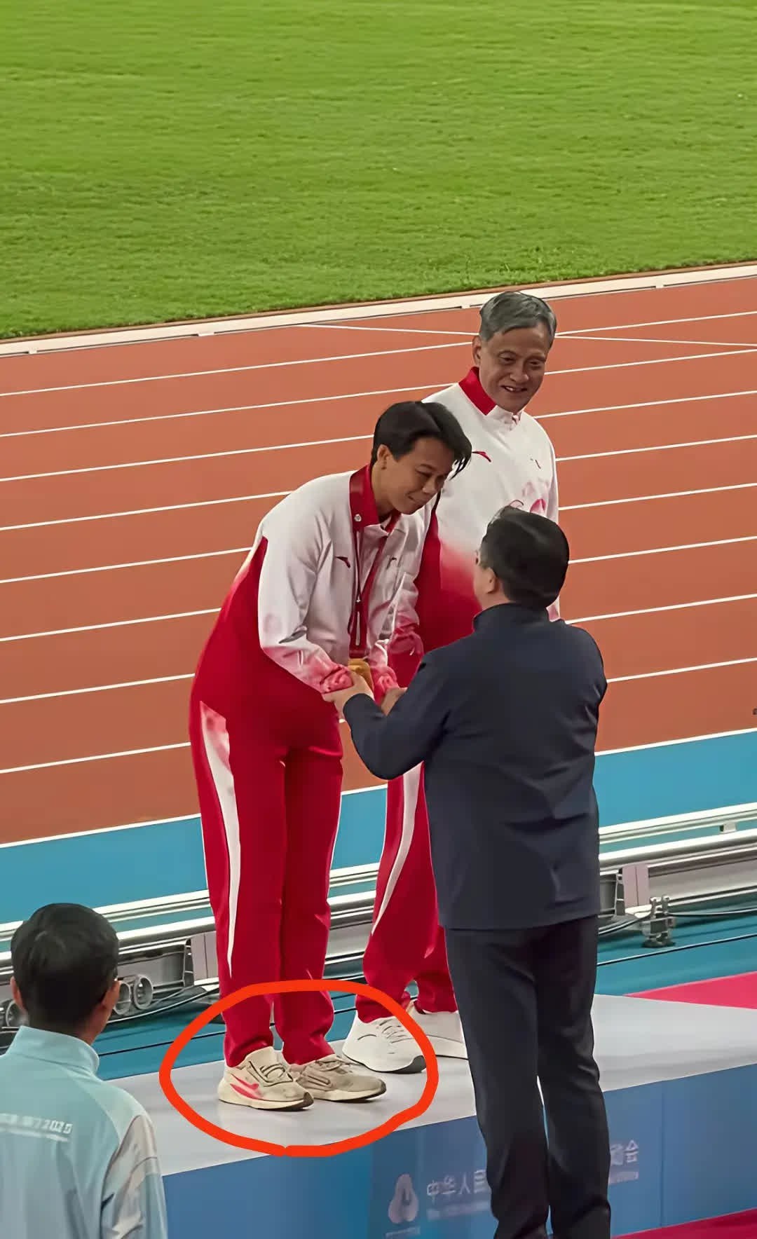 全运会女子100米栏金牌刘景扬的运动鞋！一双很旧的运动鞋，这一幕让人动容，难怪现