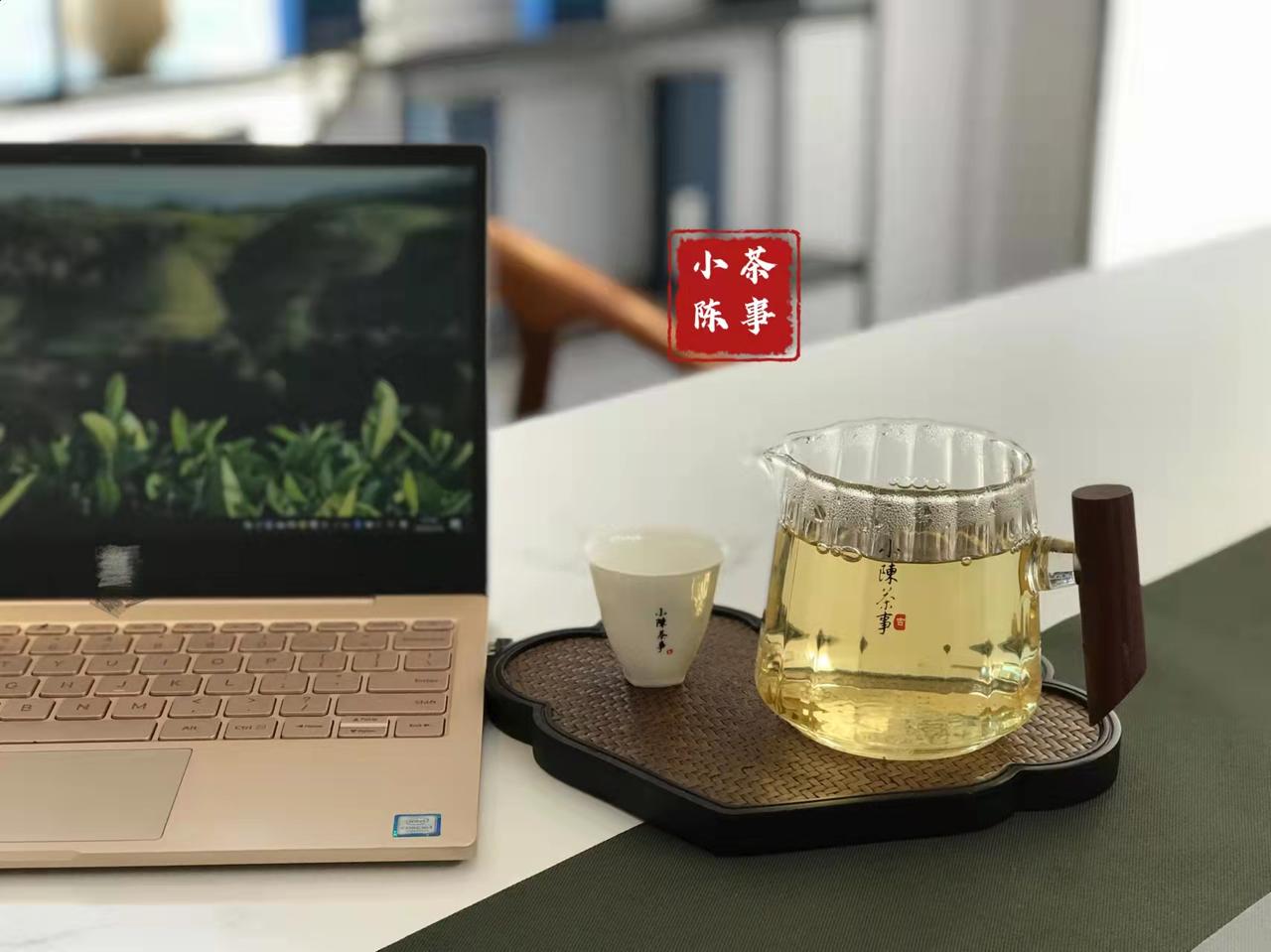 办公室喝茶3大流派，你是哪一派？太准了！
①懒人极简派
妥妥的佛系喝茶人，怎么省