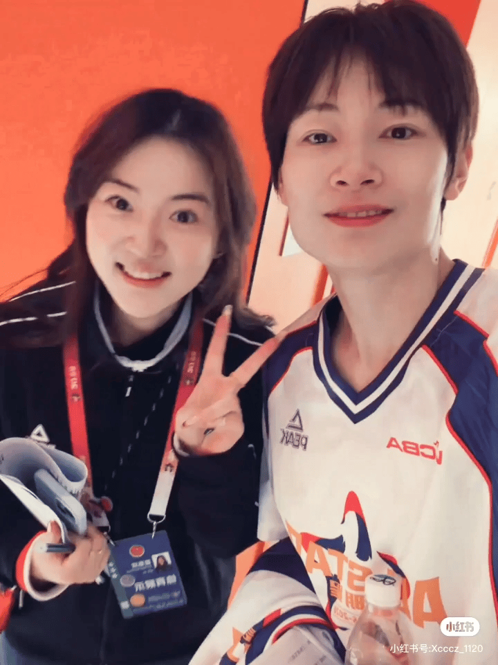 杨力维杨力维 一些姐姐与球迷合影图 