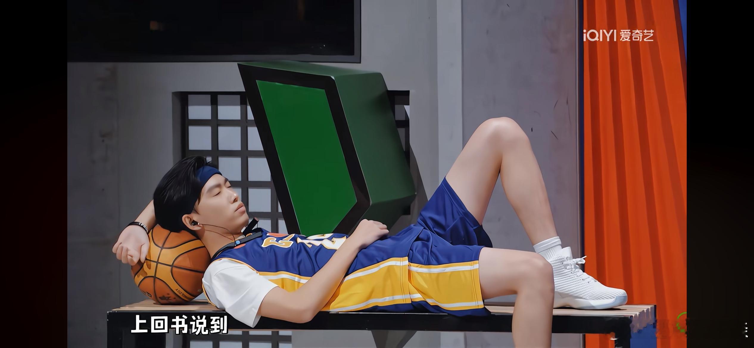 重看《一年一度喜剧大赛》，发现天鸣的腿真好看啊 