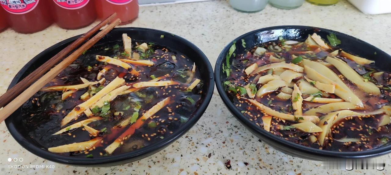 在大同，吃了刀削面。
再吃凉粉外加一份荞麦粉。