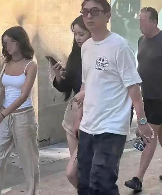 王思聪追求女生有一套固定的套路。在直播间看到心仪的女生，他会先刷十个嘉年华，价值