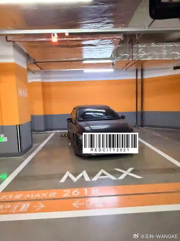 万象天地的MAX车位哈哈哈哈，笑死了，这么大的车位，可以横着停了！ 