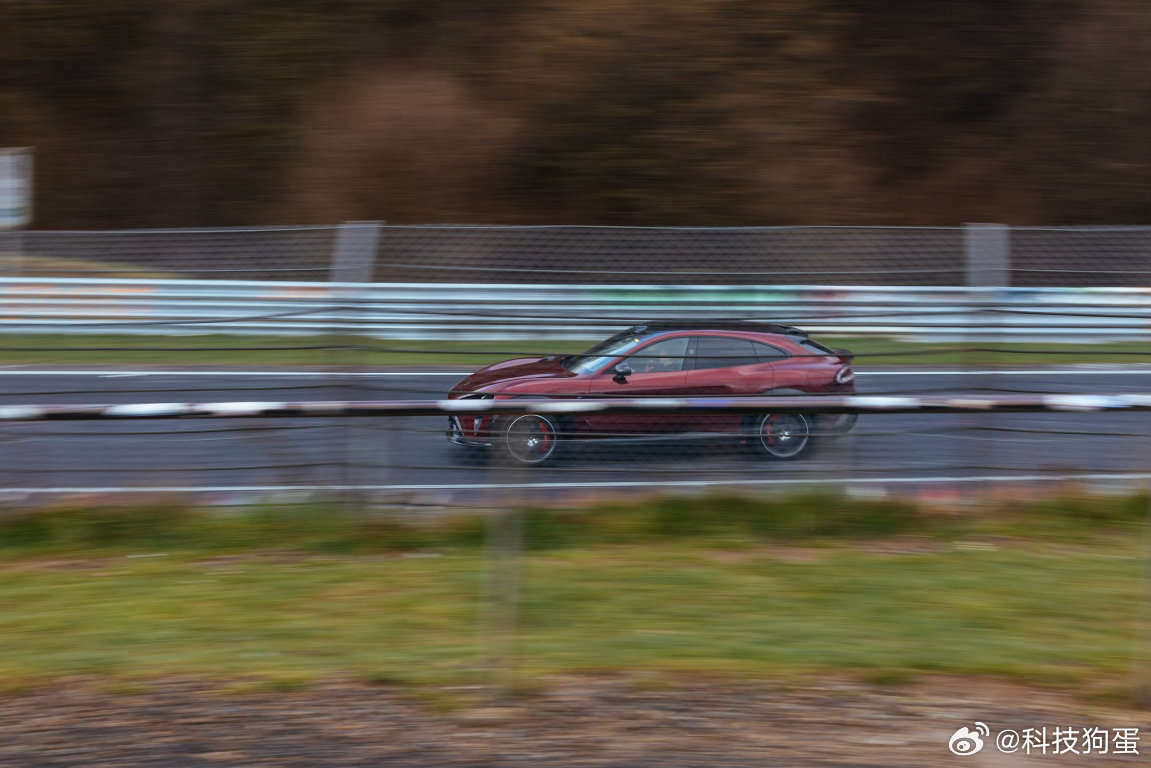 小米YU7 GT无伪装现身纽北，中国红配色也太吸睛了，浓郁又沉稳，抓拍每一帧都能