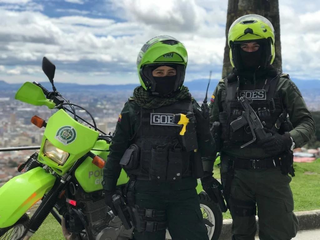 哥伦比亚国家警察 特警 'GOES' 警官中的一名手持 IMI Mini Uzi