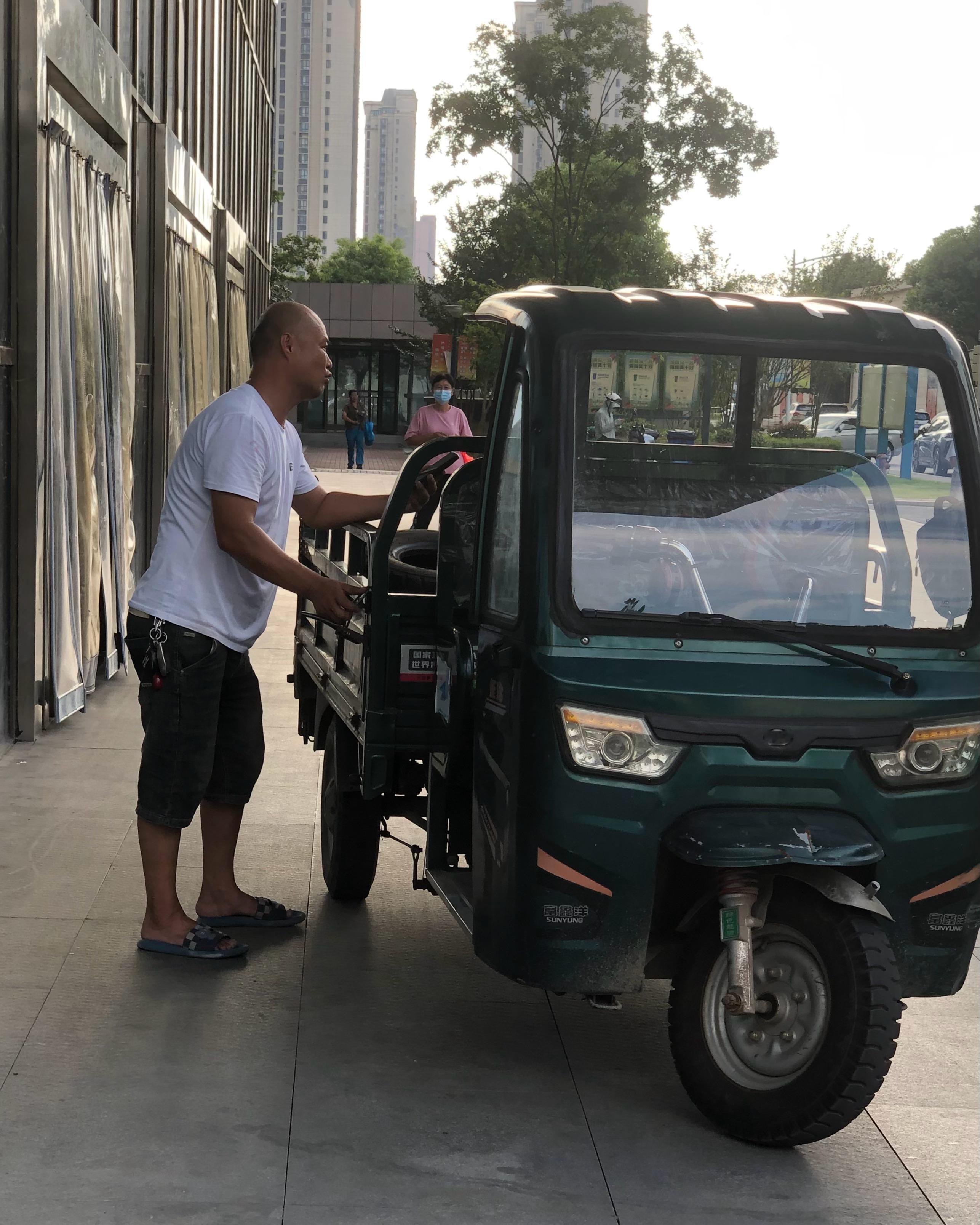 大爷对着车子说得头动尾不摇，车上却连个人影都没有，看得人心发怵。定睛一瞧，大爷前