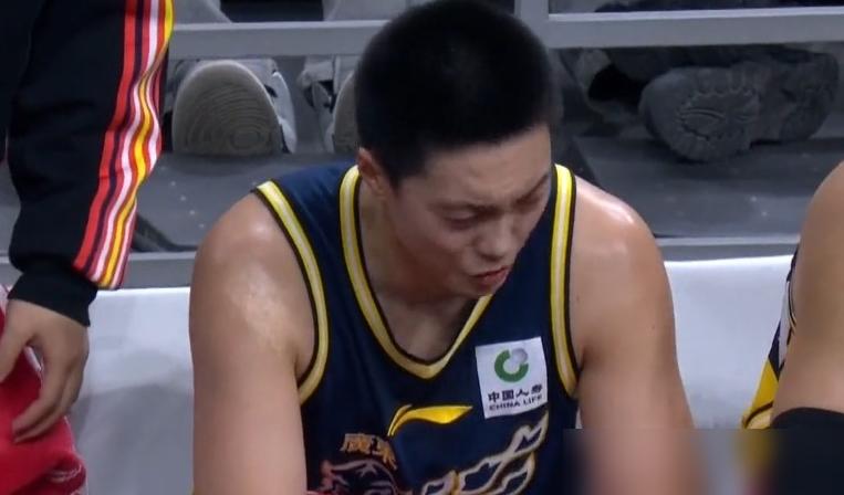 年薪千万，全场坐穿板凳。
CBA广东大胜新疆，萨林杰的名字只出现在大名单里。整