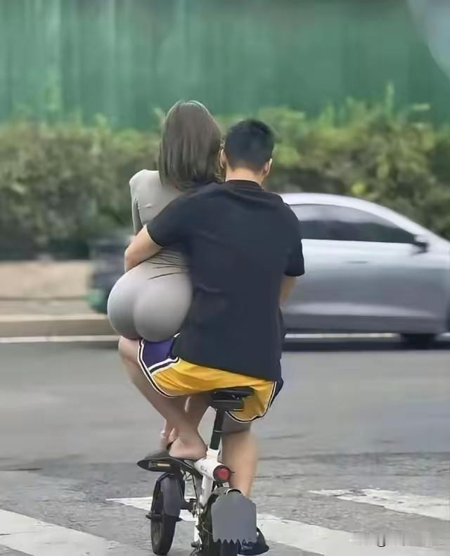 这样的出行交警该管，违反交规的地方太多了，不处罚不足以警示。
     首先这是