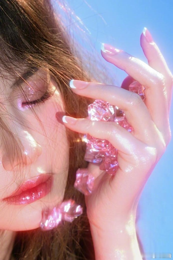 #戚薇40岁生日照# ​​​#戚薇粉嫩女王生日造型# ​​​戚薇的 40 岁生日