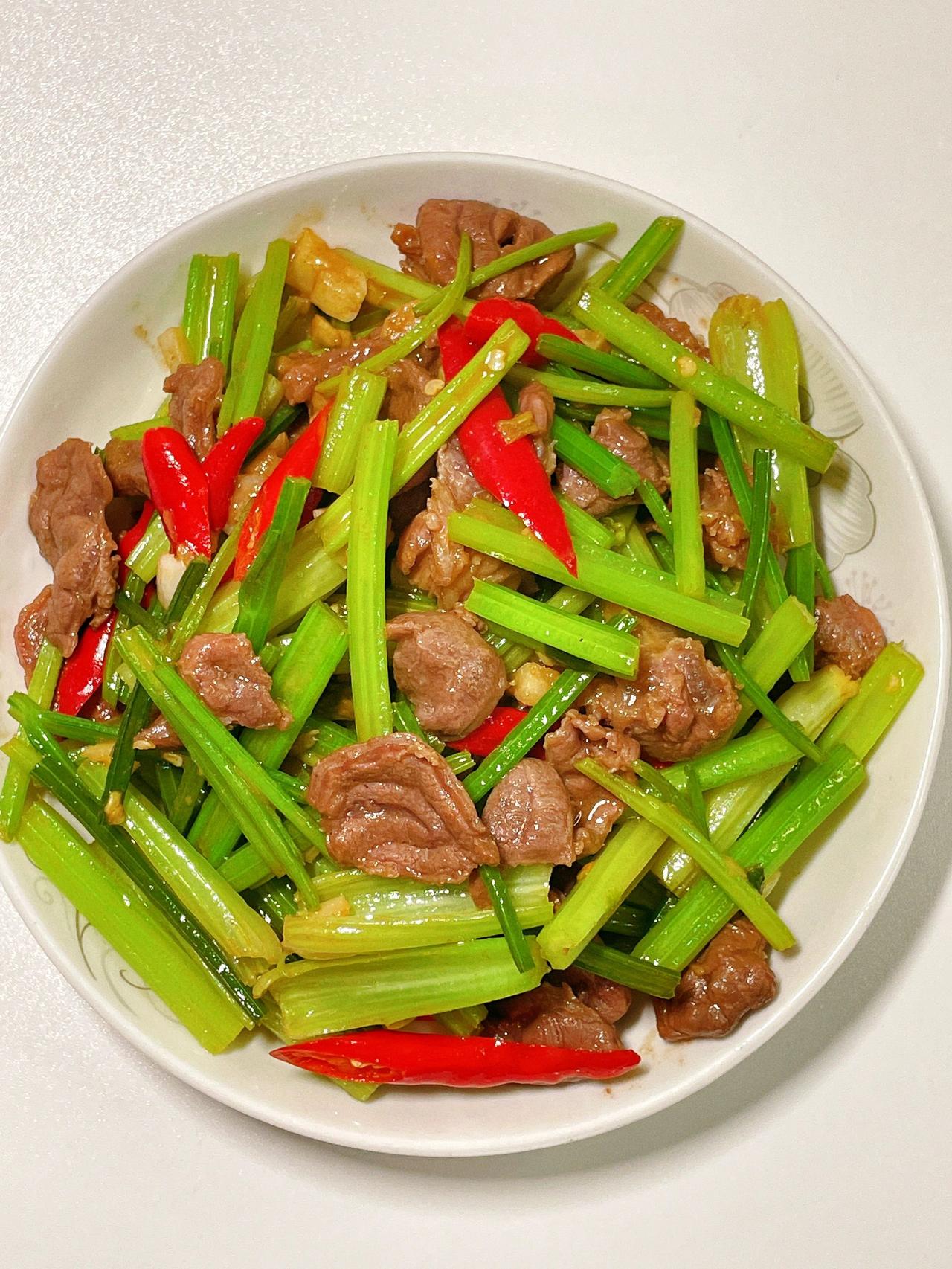 打工人下班吃什么？试试芹菜炒牛肉
做法如下：
注备食材：牛里脊，芹菜，小米辣，蒜