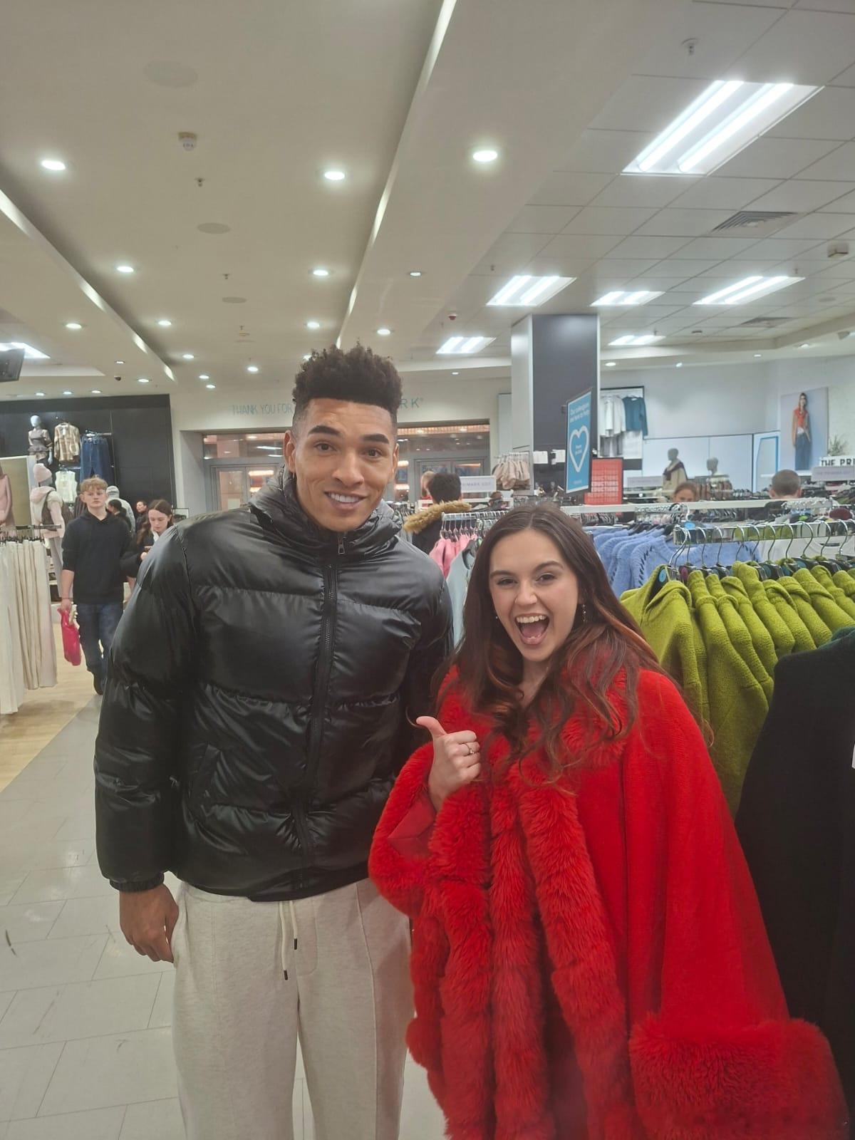 【高收入低消费】球迷在英国平价服装店Primark偶遇诺丁汉森林的巴西前锋伊戈尔