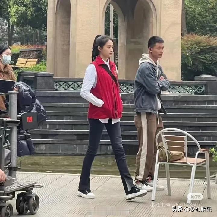 关晓彤这感觉像是穿了个很高的高跟鞋，其实就是平底鞋