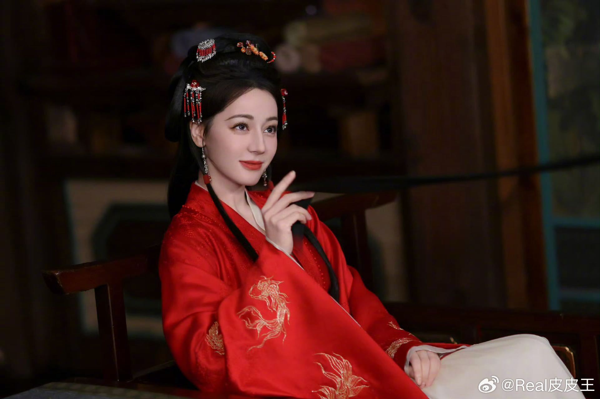 看了几集《白日提灯》，贺思慕人设还挺带感，迪丽热巴演得也很放得开，与之前的感觉完