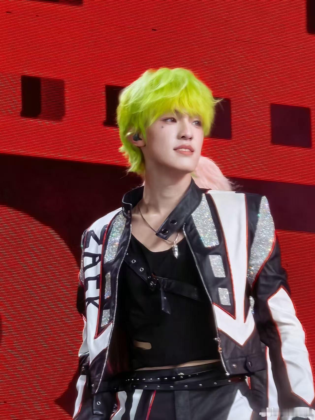 张泽禹歌声里的热烈与赤诚 舞台设计梦幻又高级，搭配他干净有力的嗓音，像一场浪漫童