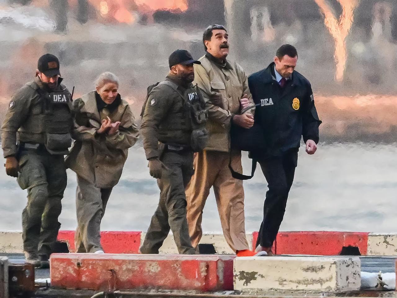 【马杜罗夫妇送审，媒体为什么能轻松拍到夫妇俩？】马杜罗夫妇5日已从纽约布鲁克林大