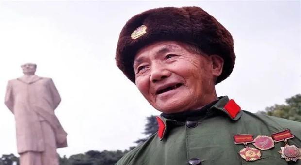 湖南一位老人因家人生病无法治病，无奈说出真实身份：我是毛主席警卫员，这份身份能帮