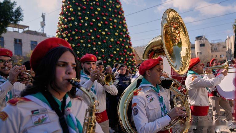 对于巴勒斯坦基督徒来说，伯利恒圣诞节的回归标志着重燃希望的机会
伯利恒的圣诞庆祝