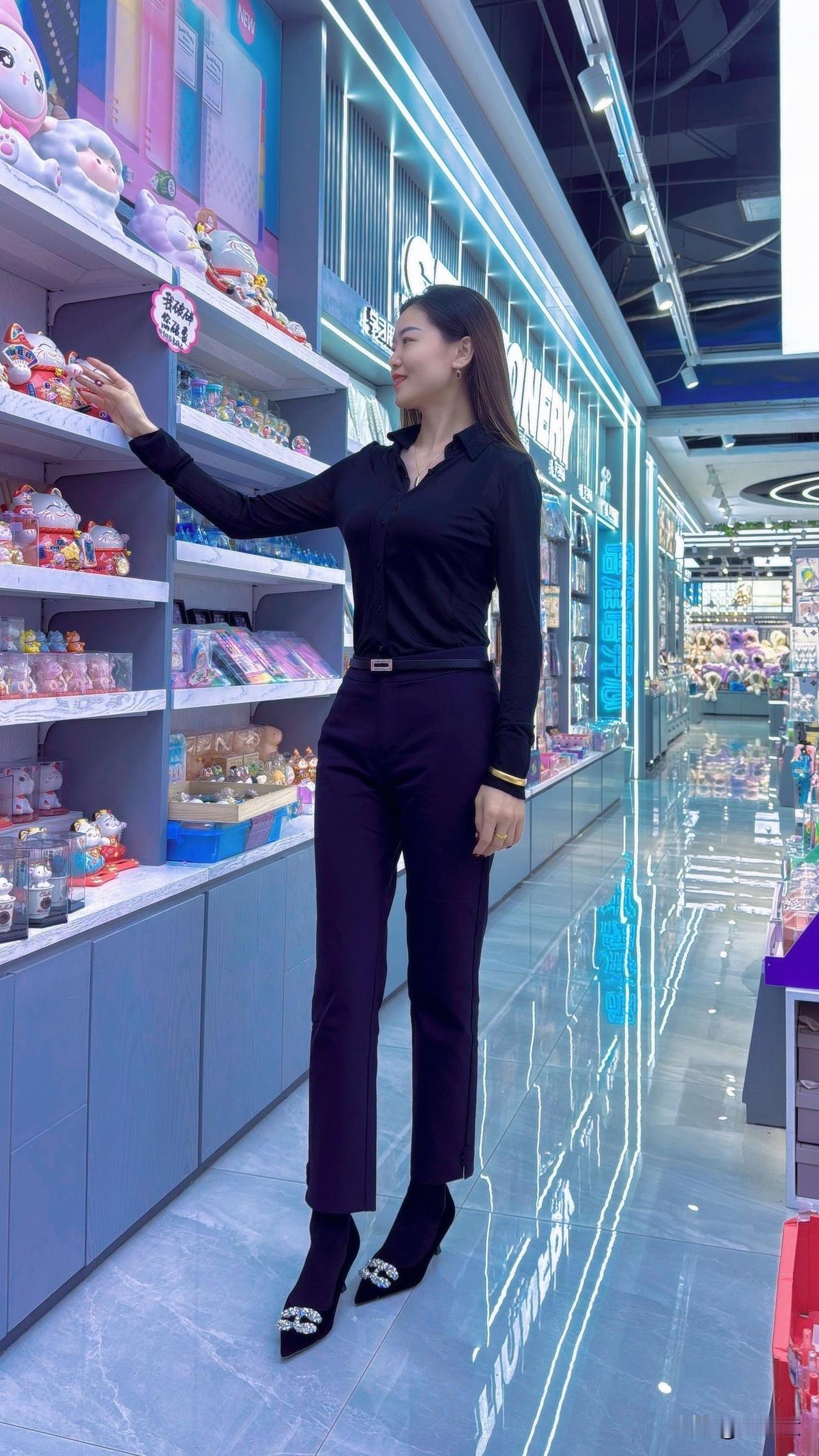 时尚穿搭指南：黑衣黑裤，尽显优雅气质！