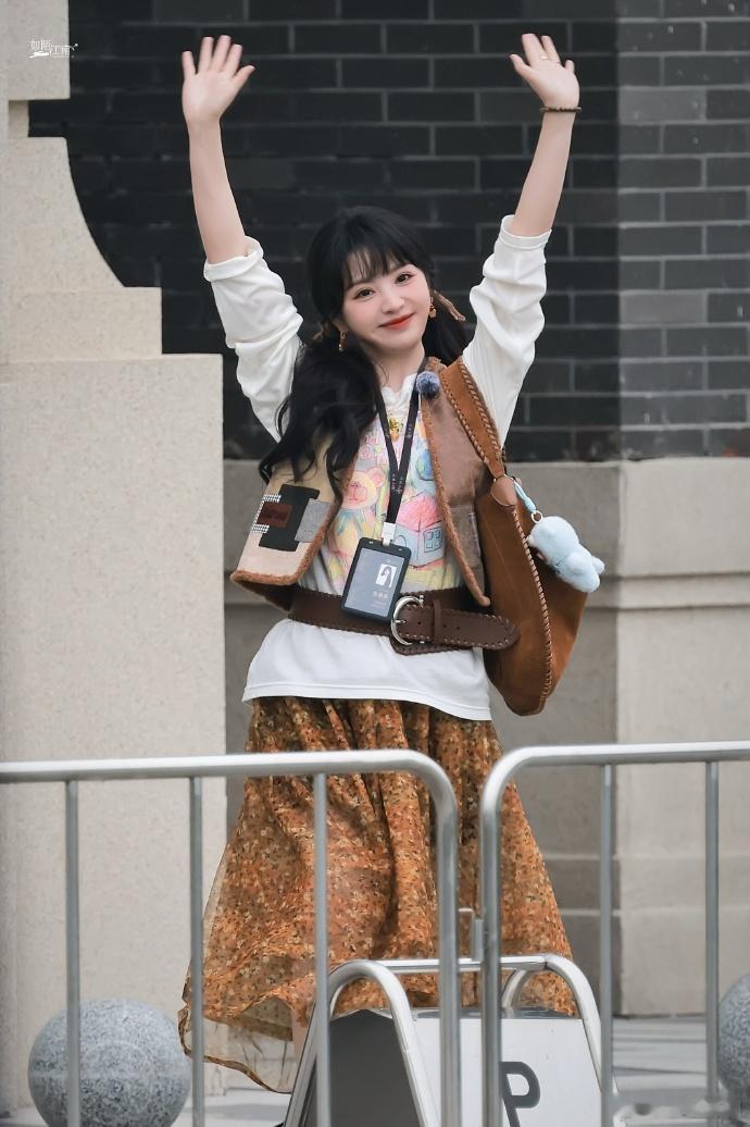 #田曦薇美拉德look##田曦薇美拉德上班路透# 田曦薇今日上班的美拉德造型，可