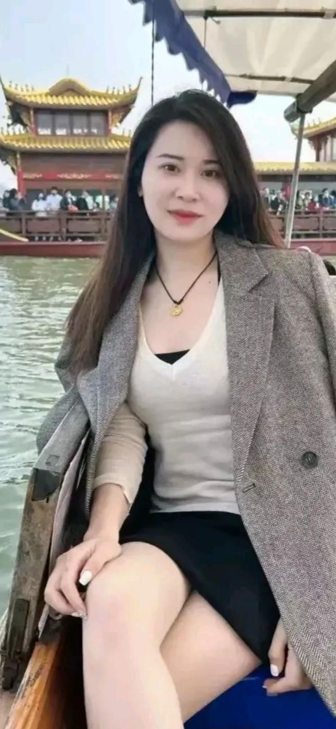 当别人喜欢你，我还能追回来，但你爱上别人时，我还能怎么办呢，其实我不怕你人见人爱