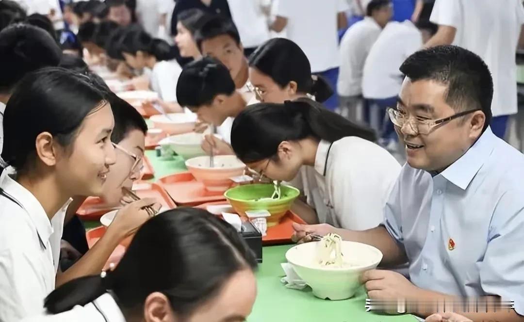 这四道菜看上去都很精美，色香味形俱全俱佳，令人齿颊生香。在内蒙有一种说法，菜好不