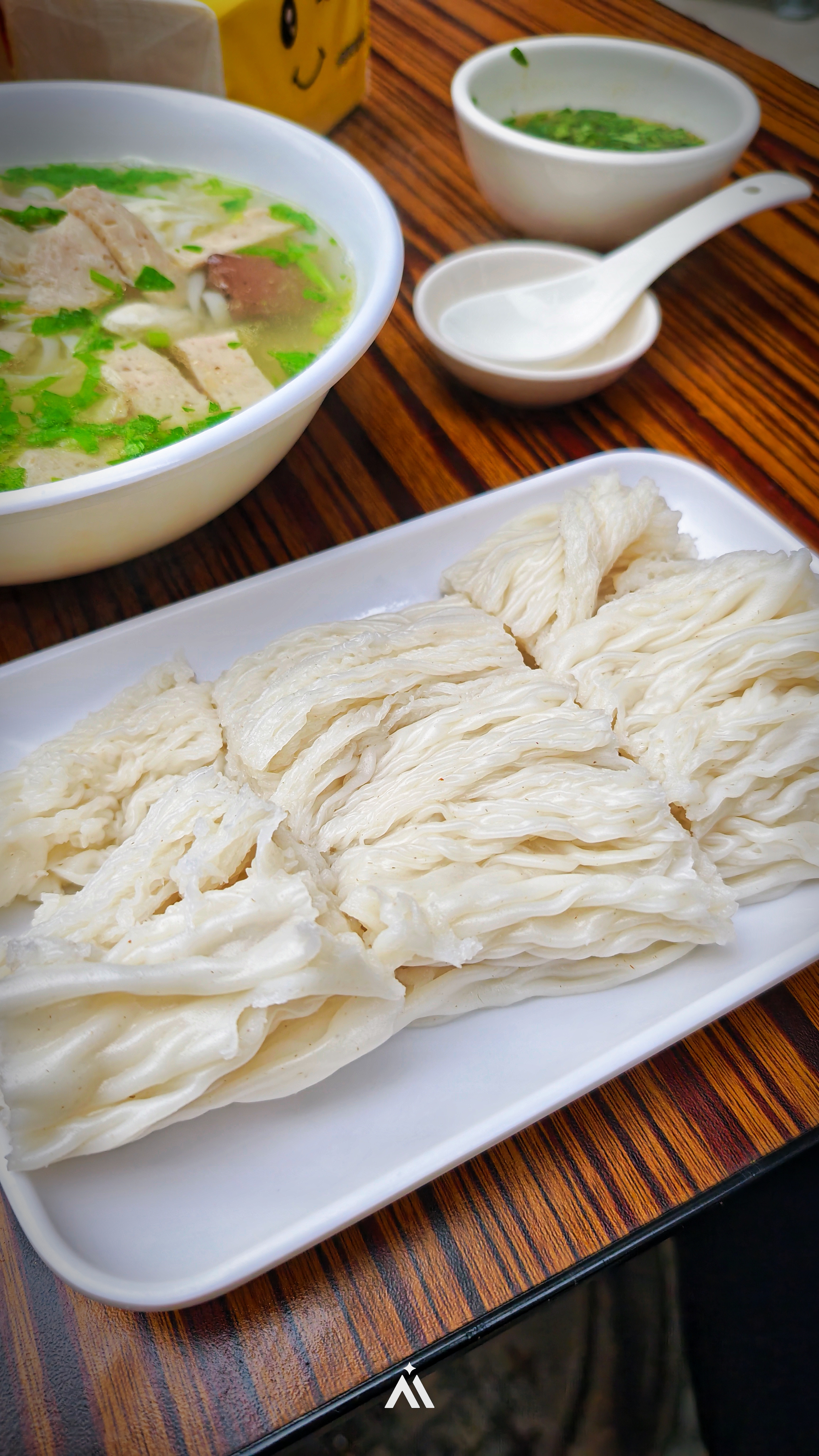 干完活市里随便吃一口，这家粿条店不错，在街边，卷粉好像是他家比较出名的，独家配置