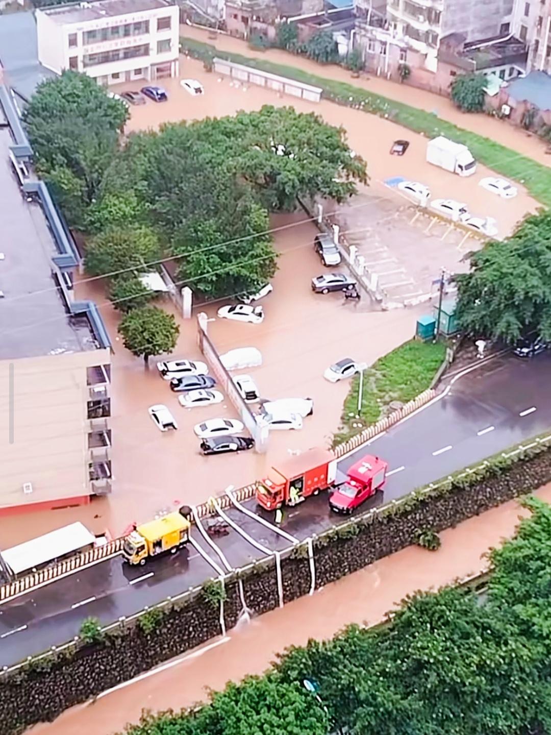 南康这下大雨，好多地方都泡汤了，车子直接变“泡水车”。你说这两年不是一直在修排水