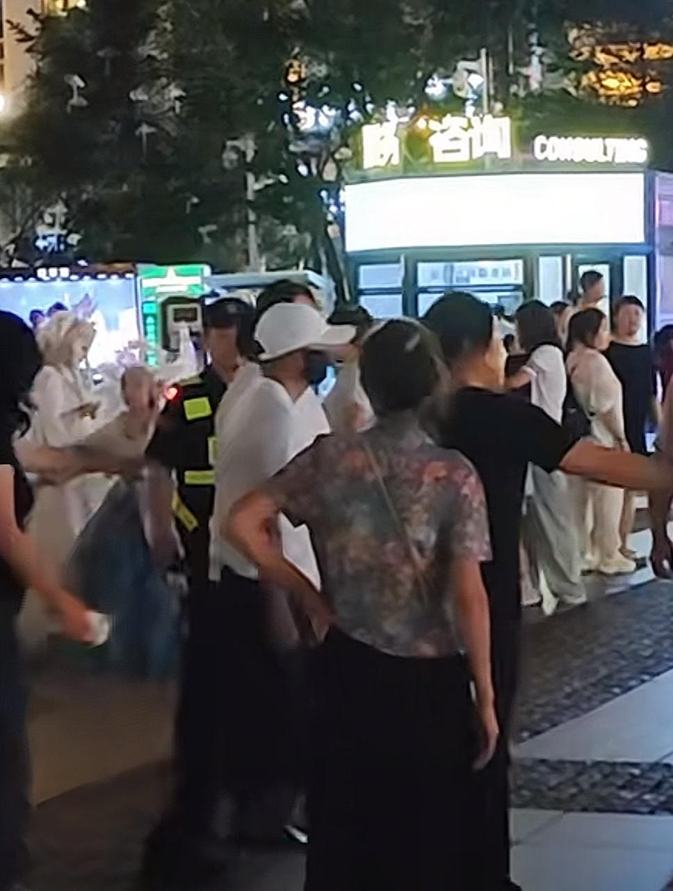 马云现身哈尔滨

7月29日晚，网友在哈尔滨索菲亚教堂附近偶遇马云。视频画面显示